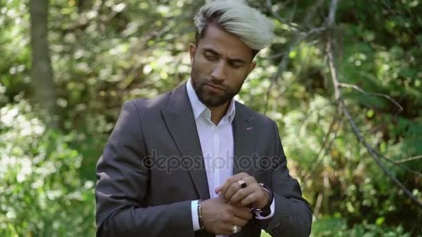 Giovane uomo caucasico in abito classico posa — Video Stock
