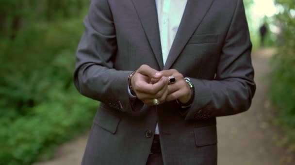 Joven hombre caucásico en traje clásico posando — Vídeos de Stock