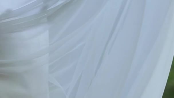 Noiva circulando e acenando vestido perto de cachoeira — Vídeo de Stock