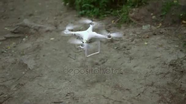 KARELIA, RÚSSIA - 14 DE AGOSTO DE 2017: Drone no chão — Vídeo de Stock
