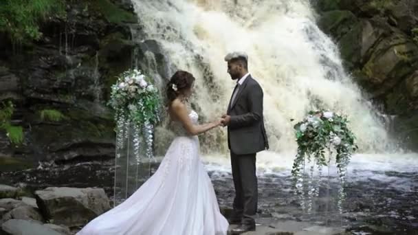 Casal jovem na cerimônia perto da cachoeira — Vídeo de Stock