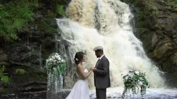 Casal jovem na cerimônia perto da cachoeira — Vídeo de Stock