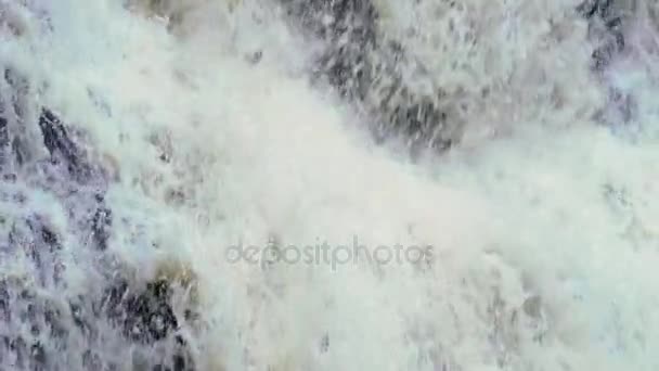 Wasserfall in wilder Natur — Stockvideo