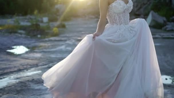 Bruid cirkelen en zwaaien jurk — Stockvideo