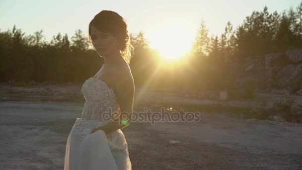 Novia rodeando y ondeando vestido — Vídeos de Stock