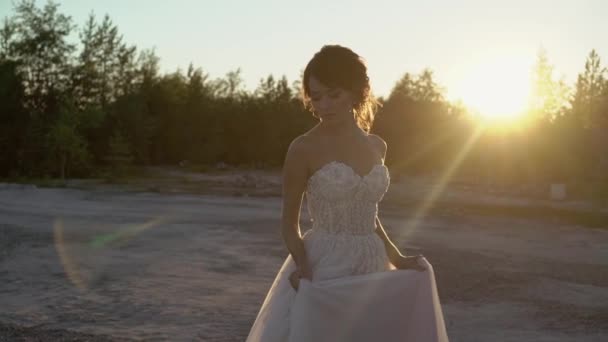 Novia rodeando y ondeando vestido — Vídeo de stock