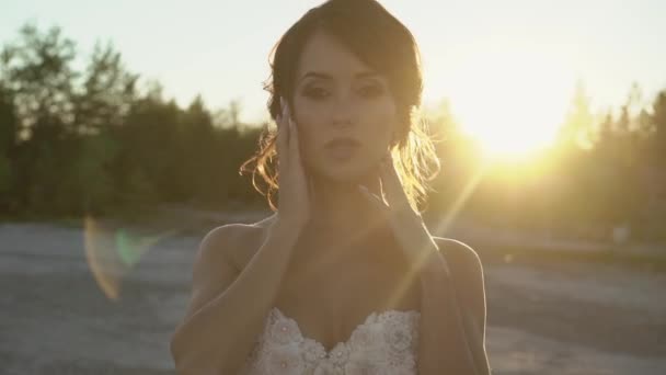 Braut posiert bei Sonnenuntergang — Stockvideo