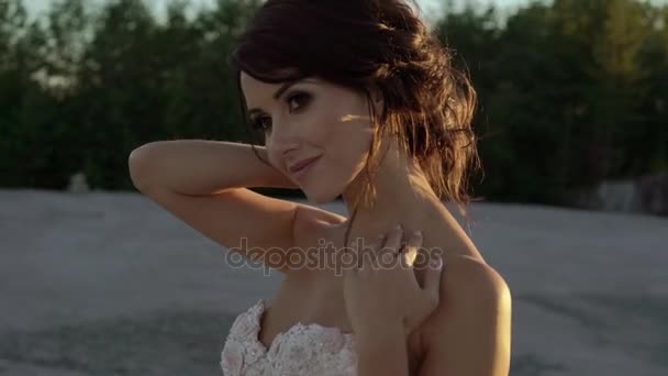 Sposa posa al tramonto — Video Stock