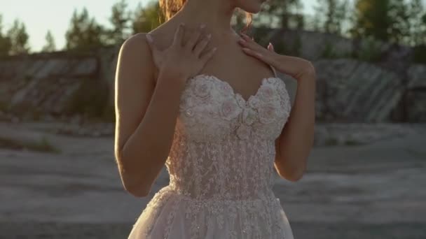 Mariée posant au coucher du soleil 