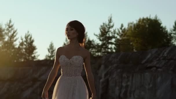 Νύφη περιβάλλοντας και κουνώντας φόρεμα — Αρχείο Βίντεο