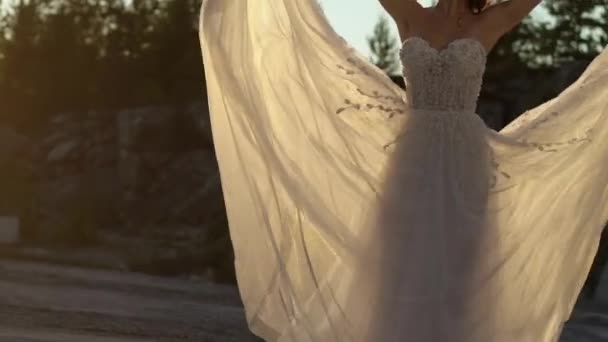 Braut kreist und winkt Kleid — Stockvideo
