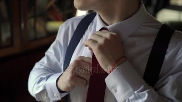 Νεαρός άνδρας φοράει κόκκινη γραβάτα — Αρχείο Βίντεο