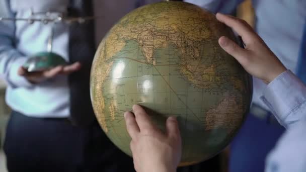 Человек, ищущий глобус — стоковое видео