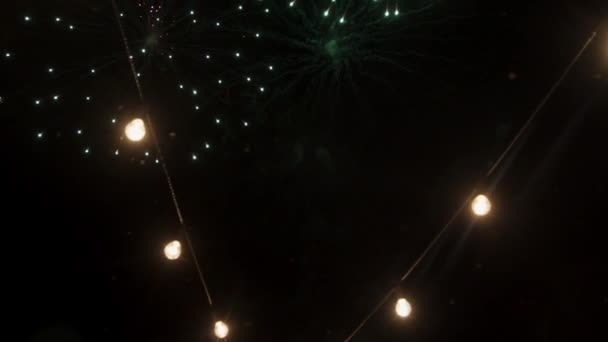 Феєрверк на нічному небі — стокове відео