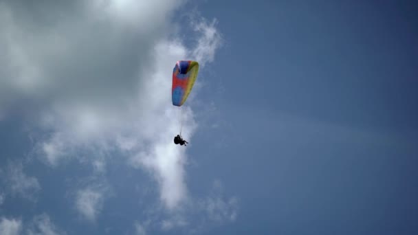 Parapente volando en el cielo — Vídeo de stock