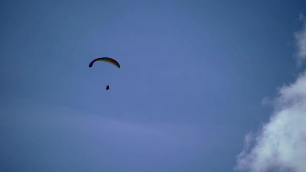 Paraglidista letící na obloze — Stock video