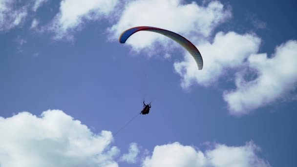 Gleitschirm fliegt in den Himmel — Stockvideo