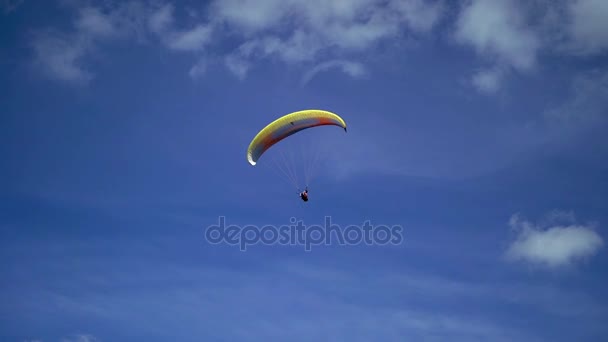 Parapente volando en el cielo — Vídeos de Stock