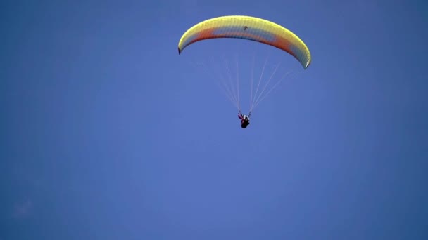 Paraglider vliegen in de lucht — Stockvideo