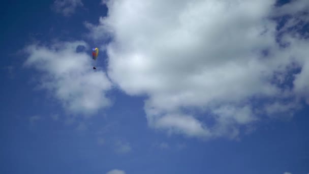 Параплан, летящий в небе — стоковое видео
