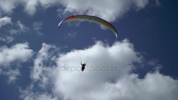 Gleitschirm fliegt in den Himmel — Stockvideo