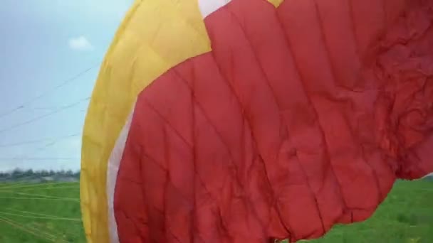 Parapente ala roja — Vídeo de stock