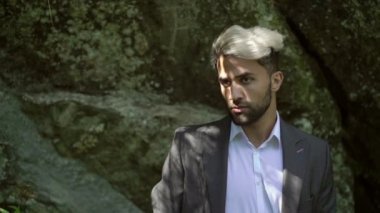 Klasik takım elbise poz içinde beyaz delikanlı