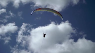 Gökyüzünde uçan paraglider