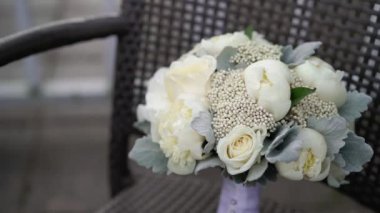 sandalyede gelin buketi