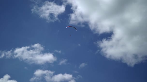 Paraglider flyger i skyn — Stockvideo