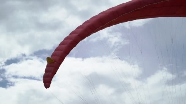 Yamaçparaşütü kırmızı kanat — Stok video