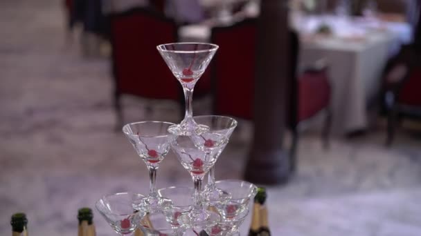 Piramide met glazen champagne — Stockvideo