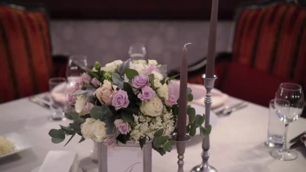 La composición de las flores sobre la mesa — Vídeos de Stock
