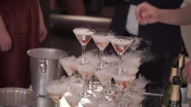 İnsanlar alarak bardak şampanya