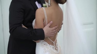 Tanınmayan gelin ve damat kucaklayan