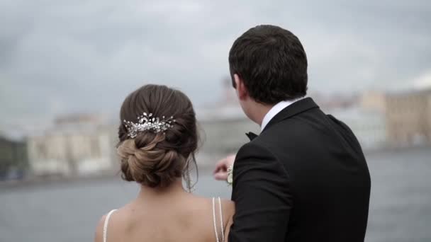 Oigenkännlig bruden och brudgummen på en city-vallen — Stockvideo