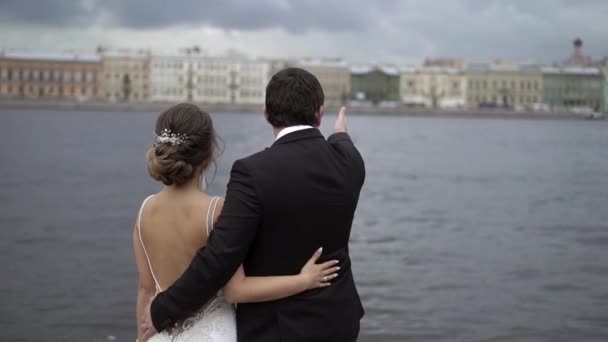 인식할 수 없는 신부 및 신랑 시 제방에 — 비디오