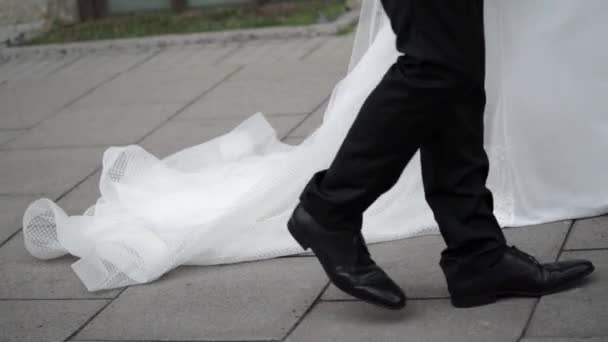 K nepoznání ženich a nevěsta chůzi na ulici — Stock video