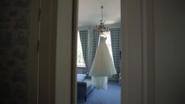 Rochie de mireasă în dormitor — Videoclip de stoc