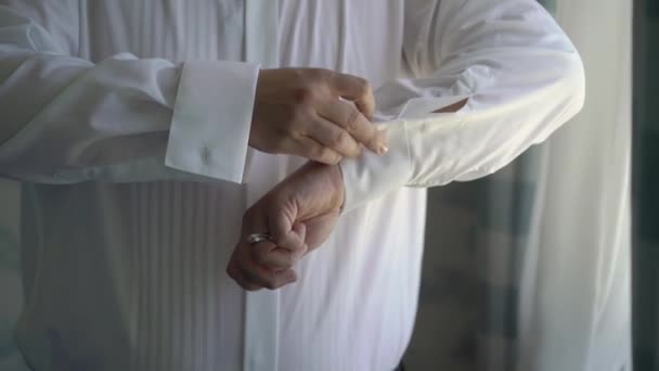 Człowiek nosi spinki do mankietów — Wideo stockowe