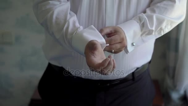 Muž na sobě manžetové knoflíčky — Stock video