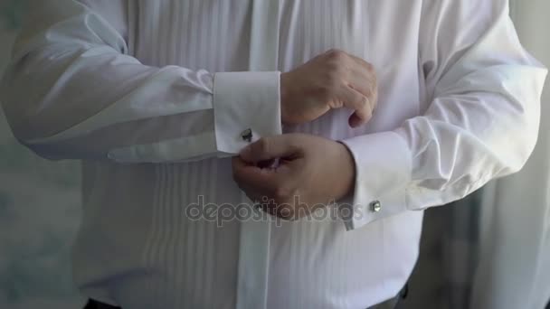 Ember visel mandzsettagombokat — Stock videók