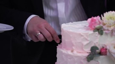 Gelin ve damat ile parça düğün pastası