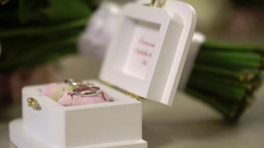 Beyaz kutu içinde ile alyans