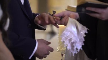 Rahip alyans için gelin ve damat el koymak