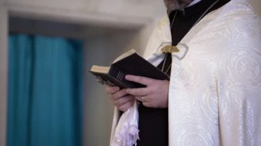 Rahip bir kitapla dua