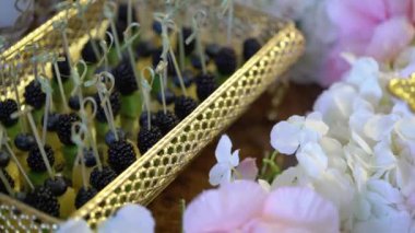 Çiçeklerle süslenmiş meyve içeren tablo