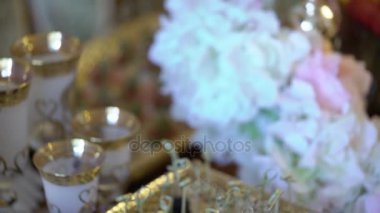 Çiçeklerle süslenmiş meyve içeren tablo