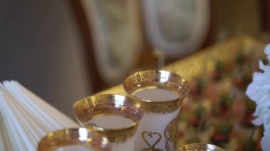 Çiçeklerle süslenmiş meyve içeren tablo