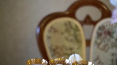 Bir masada güzel gözlük